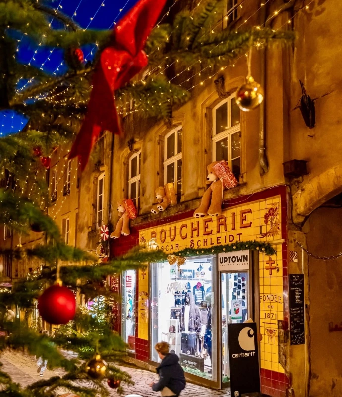 Vue de Metz de nuit avec les décorations de Noël